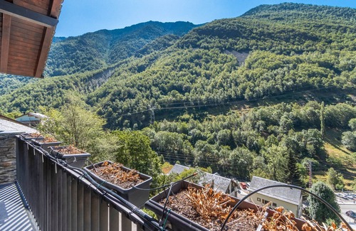 Tavascan House | Country House 'Casa Guillem 2' with Lake View, Wi-Fi and Air Conditioning