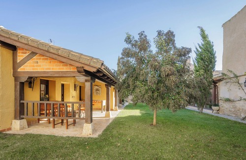 Uruena House | Country House 'La Anunciada' with Lake View and Private Garden