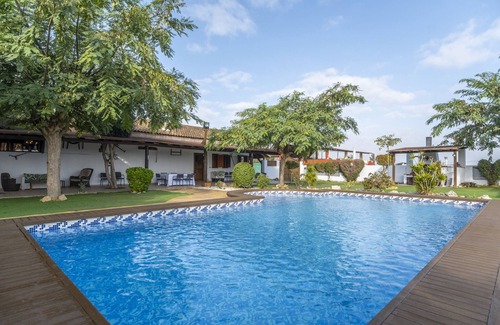 Castillo de Montemar Villa | Country House 'Los Caleros' with Lake View, Private Pool and Wi-Fi
