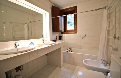 Freixieiro de Soutelo House | Country house with garden and swimming pool near Caminha