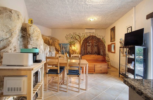 Lourinha House | Country House 'Quinta Do Castelo - Casa De Pedra' with Private Terrace, Wi-Fi and Air Conditioning