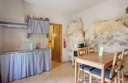 Lourinha House | Country House 'Quinta Do Castelo - Casa De Pedra' with Private Terrace, Wi-Fi and Air Conditioning