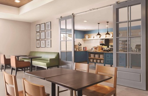 Cannifton Hotel | Country Inn & Suites by Radisson, Belleville, ON