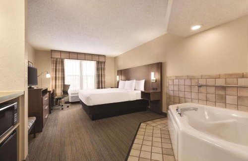 Forest Lake Hotel | Country Inn & Suites by Radisson, Forest Lake, MN