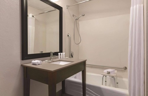 Gypsum Hotel | Country Inn & Suites by Radisson, Port Clinton, OH