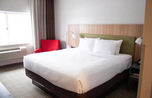 Big Rapids Hotel | Country Inn & Suites by Radisson, Big Rapids, MI