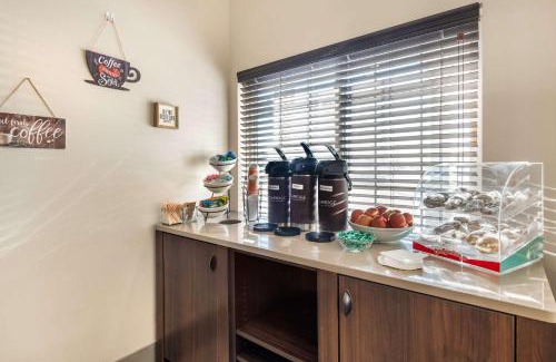 Watertown Hotel | Country Inn & Suites by Radisson, Watertown, SD