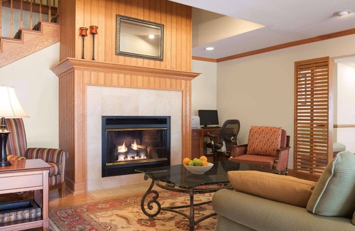 Quad Cities Hotel | Country Inn & Suites by Radisson, Davenport - Quad Cities