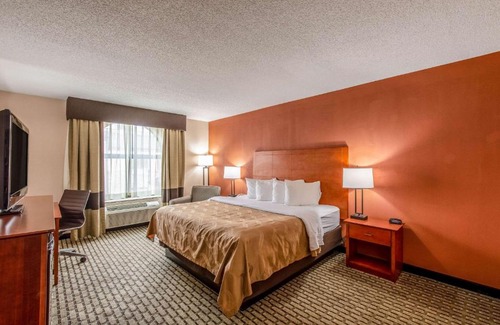 Muskegon Hotel | Country Inn & Suites by Radisson, Muskegon, MI