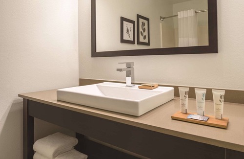 Waterloo Hotel | Country Inn & Suites by Radisson, Waterloo, IA