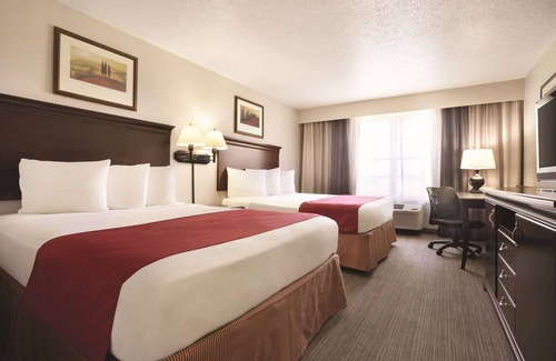 Quad Cities Hotel | Country Inn & Suites by Radisson, Moline Airport, IL