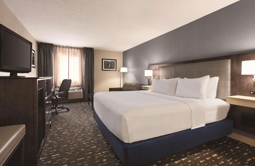 Auburn Hotel | Country Inn & Suites by Radisson, Auburn, IN