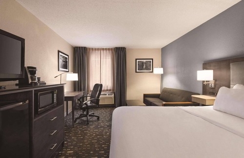 Auburn Hotel | Country Inn & Suites by Radisson, Auburn, IN