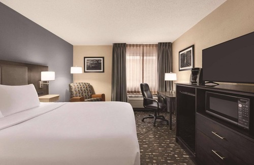 Auburn Hotel | Country Inn & Suites by Radisson, Auburn, IN