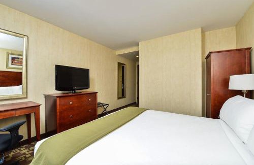 Travis - Chelsea Hotel | Country Inn & Suites by Radisson, Staten Island
