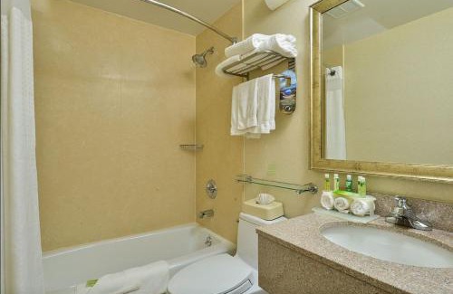 Travis - Chelsea Hotel | Country Inn & Suites by Radisson, Staten Island