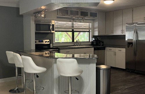 Vero Beach Cabin | 🌴Country Log Cabin - 125 per night; 2 Bedrooms, JACUZZI bath Near BEACH!