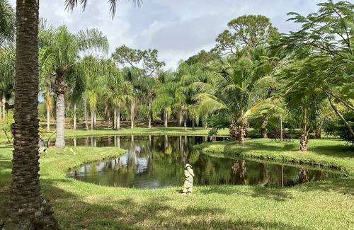 Vero Beach Cabin | 🌴Country Log Cabin - 125 per night; 2 Bedrooms, JACUZZI bath Near BEACH!