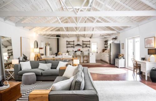 Cygnet House | Country Oasis With River Views