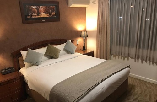 Crestwood Hotel | Country Plaza Queanbeyan