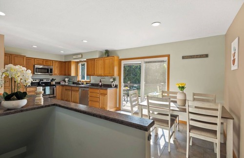 DeWitt House | Country retreat that sleeps ten minutes from MSU