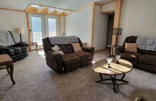Caroleen House | Country Setting 30mins Shelby, 27mins Tryon Equestrian, 10mins Forest City