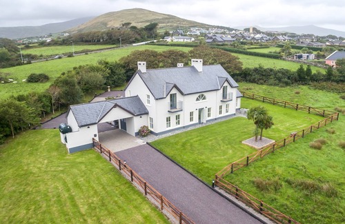 Dingle House | Country Setting in the Middle of Dingle Town.