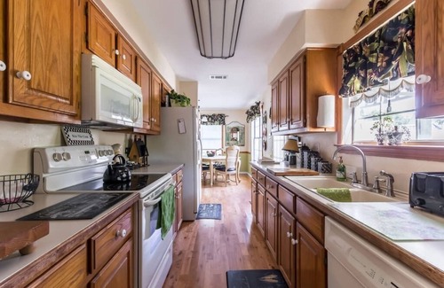 Ovilla House | Country Setting just close enough to the city! Large groups welcome!