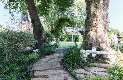 Ovilla House | Country Setting just close enough to the city! Large groups welcome!