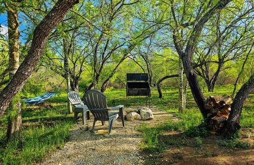 Jourdanton House | 🏕Country Side Stay In a Geodome 40 min. to San Antonio🔥