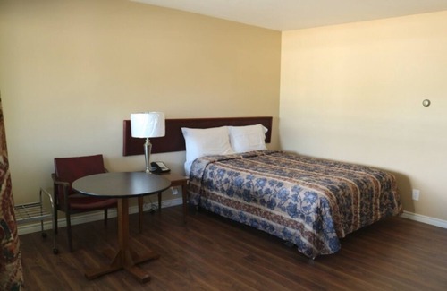 Chetwynd Hotel | COUNTRY SQUIRE MOTOR INN