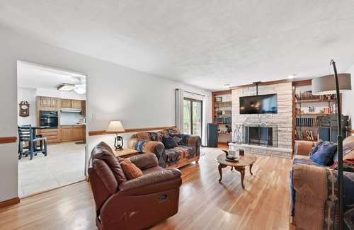 Lake St Louis House | Countryside Lakefront Chalet