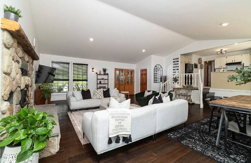 Gilbert Mills House | County gem centrally located w/fireplace & hot tub