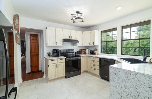Gilbert Mills House | County gem centrally located w/fireplace & hot tub