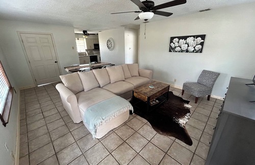 Adkins House | County Line Cottage - Guesthouse Near La Vernia - 14 Miles To JBSA Randolph