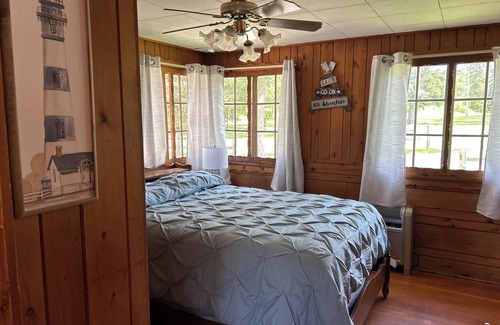 Itasca County Resort | Couple-friendly cabin, new bed, amazing lake shore