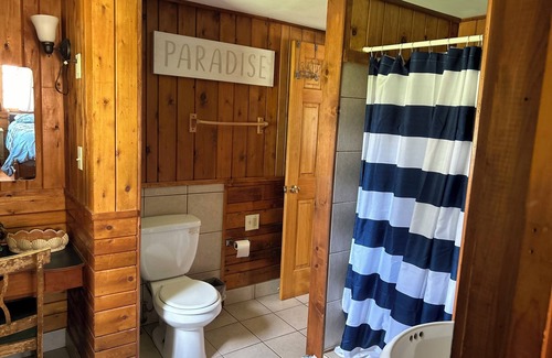Itasca County Resort | Couple-friendly cabin, new bed, amazing lake shore
