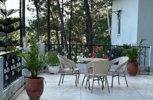 Dharampur Apartment | Couple room by Vanasthali