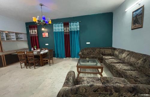 Dharampur Apartment | Couple room by Vanasthali