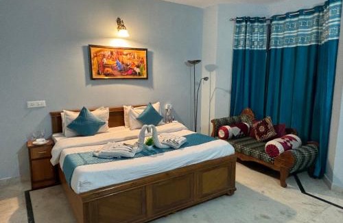 Dharampur Apartment | Couple room by Vanasthali