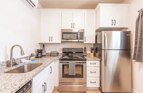 Liberty Wells House | Couple's Getaway Studio APT | Mins to DT