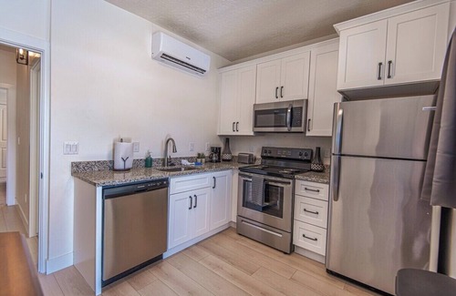 Liberty Wells House | Couple's Getaway Studio APT | Mins to DT