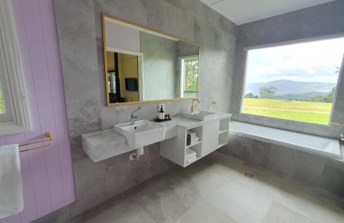 Witta House | Couples Accessible Cabin, Zarina Country Cabins, 6