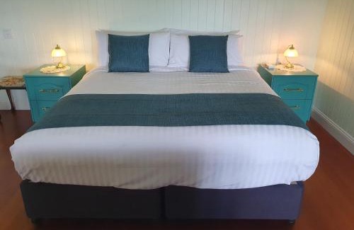 Witta House | Couples Accessible Cabin, Zarina Country Cabins, 6