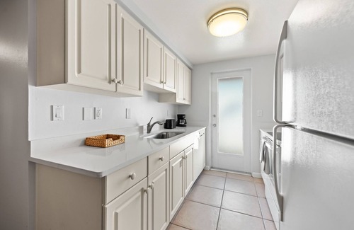 Sarasota House | Couples Beach Getaway, 3 houses from the beach! - Summer Lovin'