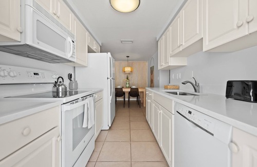 Sarasota House | Couples Beach Getaway, 3 houses from the beach! - Summer Lovin'