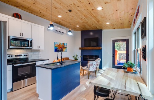 Hemp Cabin | Couples! Bigfoot Tiny Home, Hot Tub, Firepit, Roof top deck! New cozy cabin