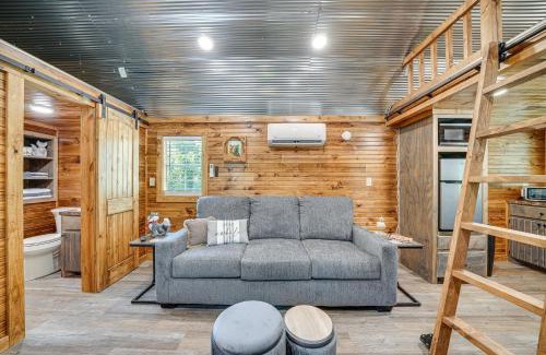 Broken Bow Apartment | Couples Cabin in Broken Bow about 5 Mi to Downtown!