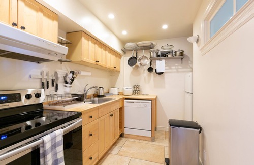 Panoramic Hill Condo | Couples Condo Above Memorial Stadium