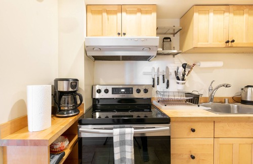 Panoramic Hill Condo | Couples Condo Above Memorial Stadium